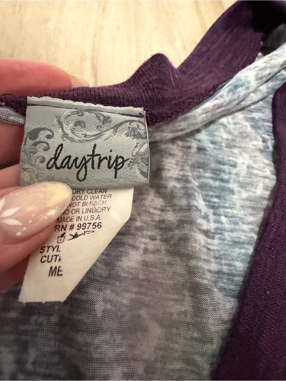 Daytrip by Buckle Medium V-Neck Long Sleeve Top Purple Abstract Print - Picture 3 of 4